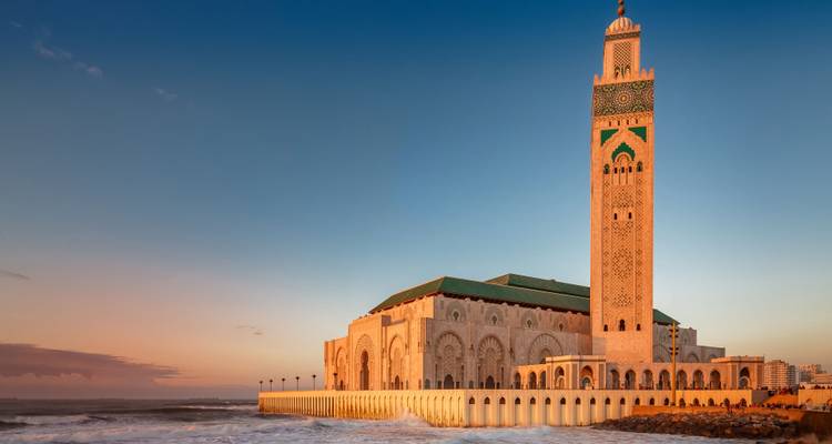 Mezquita Hassan II en Casablanca elevándose sobre el oleaje del Atlántico durante la cálida luz del atardecer