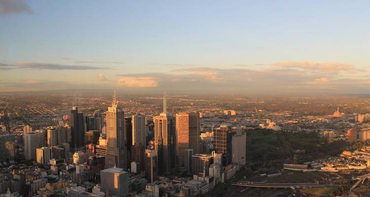 Stadsskyline met cluster van moderne hoogbouw gebaad in zacht zonsondergangslicht