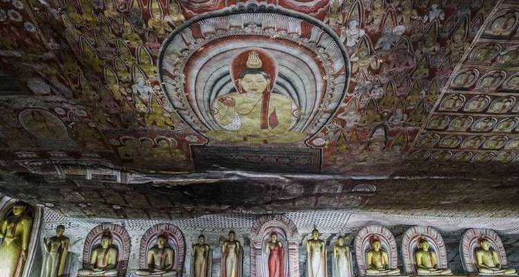 Plafond coloré et statues à l'intérieur du complexe du temple rupestre de Dambulla