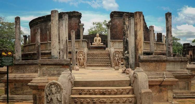 Ruines de briques et de pierre avec Bouddha assis dans l'ancien Vatadage à Polonnaruwa