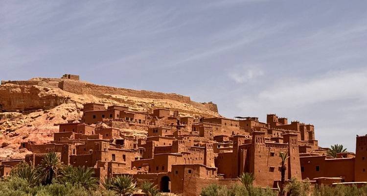 Historische Lehmkasbah von Ait Benhaddou unter klarem Himmel in Wüstenlandschaft