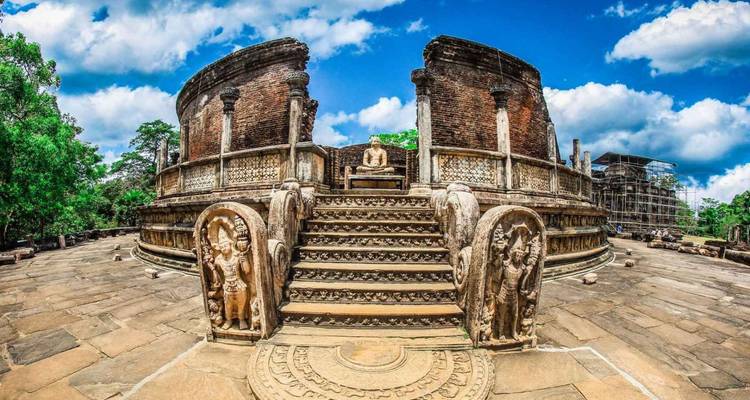 Weitwinkelansicht der kunstvollen kreisförmigen Vatadage-Ruinen in Polonnaruwa unter einem lebendigen Himmel.