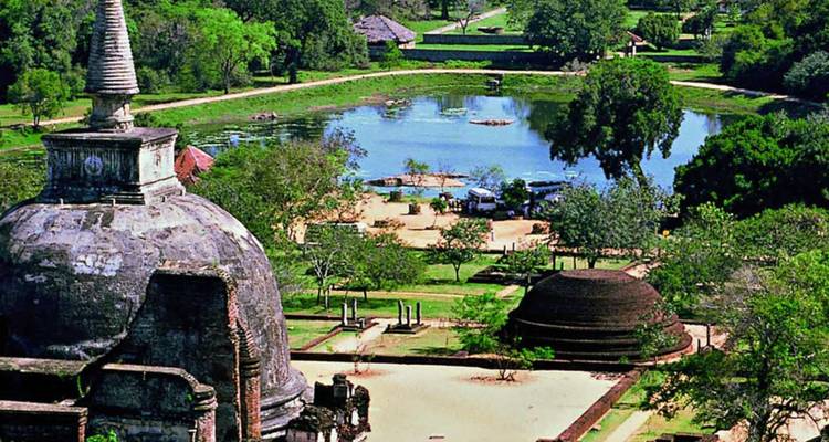 Luftaufnahme über antike Stupas, Teiche und üppige Gärten in der historischen Stadt Polonnaruwa.