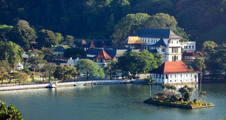 Luftaufnahme des Kandy-Sees mit umliegenden Tempelgebäuden und grünen Hügeln.