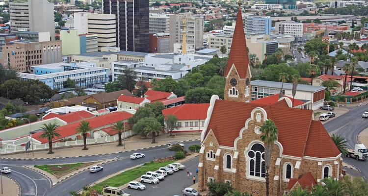 Vue aérienne de Windhoek avec l'église Christuskirche et des bâtiments modernes.