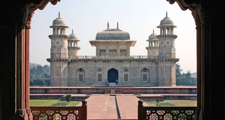 Marmeren ingelegd Itimad-ud-Daulah graf omlijst door een donkere boog met symmetrische Mogol tuinen