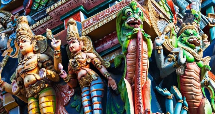 Des divinités hindoues et des créatures mythiques peintes de couleurs vives ornant la façade d'un temple du sud de l'Inde.