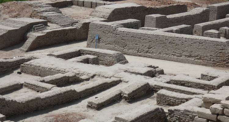 Vista cercana de calles y muros de ladrillos de barro excavados de una antigua ciudad del Valle del Indo.