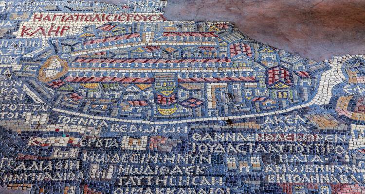 Nahaufnahme des berühmten byzantinischen Mosaik-Kartenfußbodens in der St.-Georgs-Kirche von Madaba.