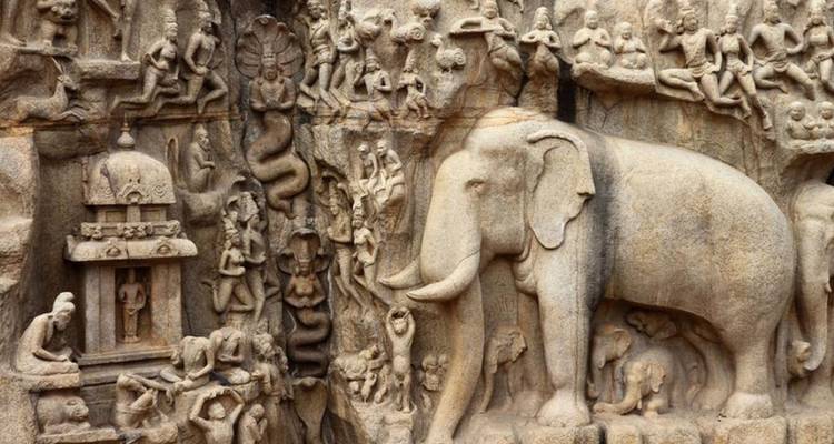 Felsrelief mit Elefanten und mythologischen Figuren, das in eine Klippe in Mahabalipuram gemeißelt ist.