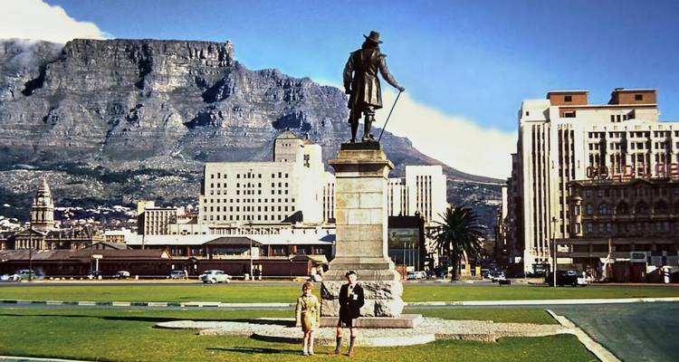 Estatua histórica frente al centro de Ciudad del Cabo con la imponente Montaña de la Mesa de fondo.