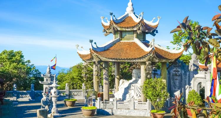 Sanctuaire pagode au sommet de la colline avec statues en pierre et vues sur les montagnes à Da Nang.
