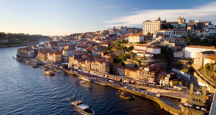 Vue aérienne à l'heure dorée du quartier de la Ribeira de Porto s'étageant vers le fleuve Douro.