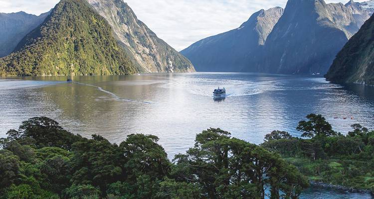 Bateau de croisière glissant à travers les paysages majestueux des fjords de Milford Sound.