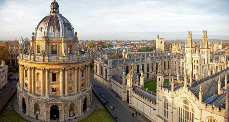 Die ikonische Radcliffe Camera der Universität Oxford mit mittelalterlichen Colleges, die sich in die Ferne erstrecken.