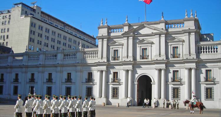 Wisseling van de wacht ceremonie buiten Palacio de La Moneda, Santiago, met geüniformeerde soldaten opgesteld onder de Chileense vlag.