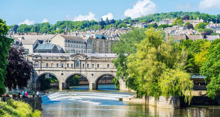 Panorama printanier éclatant du pont Pulteney et du parc luxuriant au bord de la rivière avec en arrière-plan les collines ondulantes de Bath