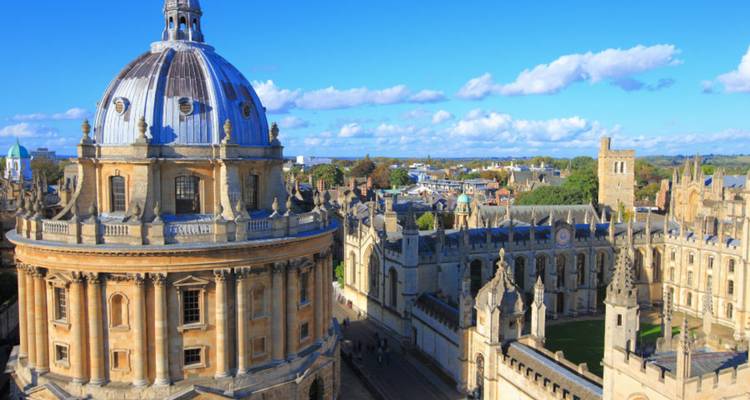 Emblématique Radcliffe Camera et flèches de l'Université d'Oxford baignées dans la chaude lumière de l'après-midi sous un ciel bleu éclatant