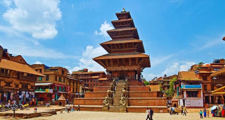 Impressionnant temple Nyatapola à cinq niveaux s'élevant au-dessus d'une place pavée de briques parsemée d'habitants locaux et de touristes.