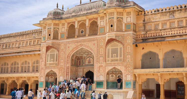 Les touristes se rassemblent à l'entrée richement ornementée de Ganesh Pol du Fort d'Amber.