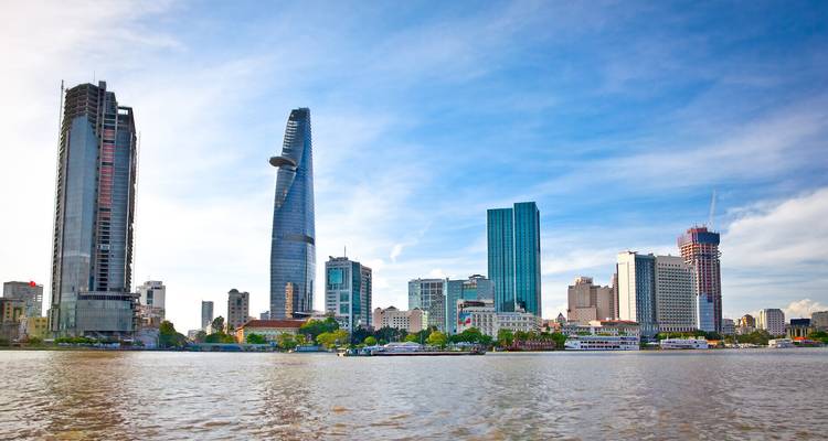 Horizon moderne de Hô Chi Minh-Ville avec la tour Bitexco s'élevant au-dessus de la rivière Saïgon.
