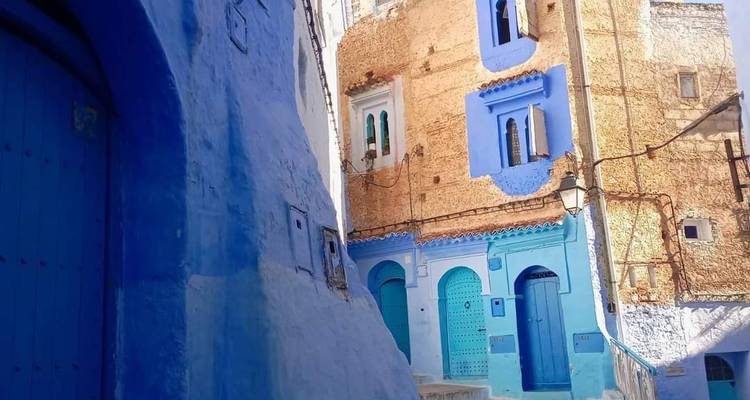 Ruelle étroite de maisons et portes peintes en bleu dans la médina de Chefchaouen
