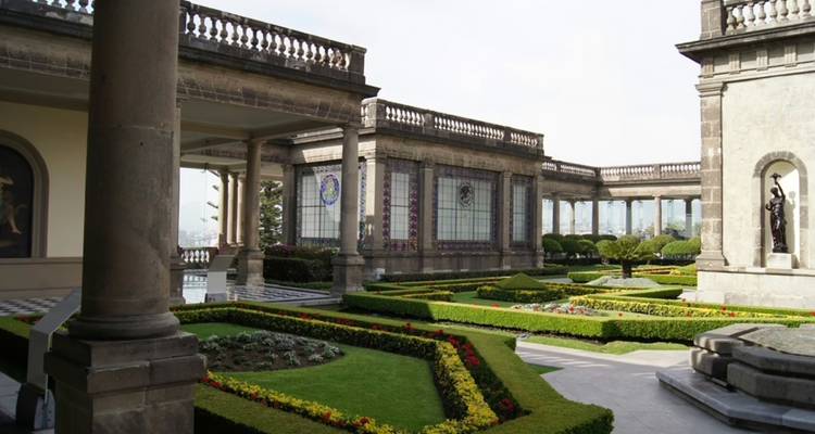 Makellose geometrische Gärten und Steinsäulengänge auf dem Schloss Chapultepec mit Blick über Mexiko-Stadt.
