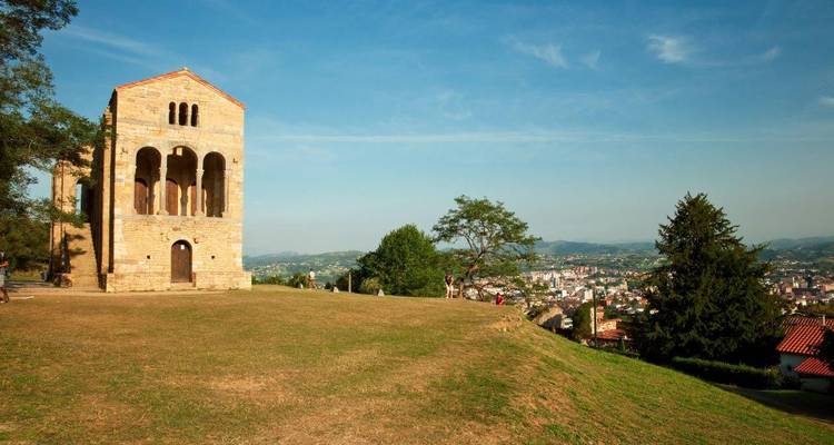 L'église pré-romane de Santa María del Naranco se dresse sur une colline herbeuse qui surplombe Oviedo.