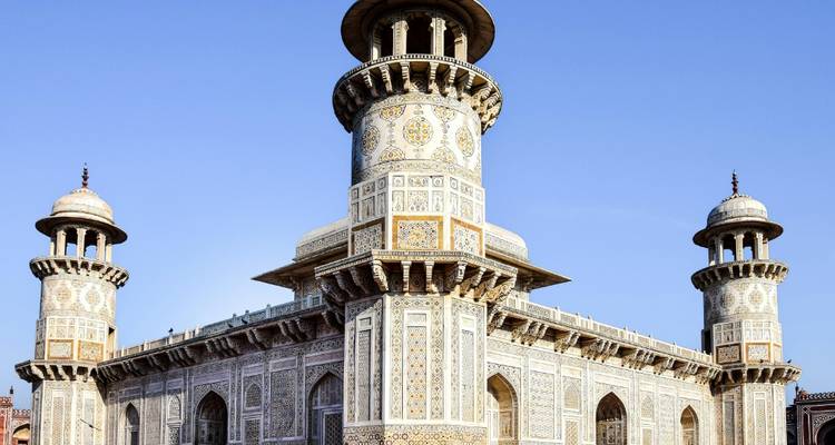 Het delicate marmeren mausoleum van Itimad-ud-Daulah glimt onder een heldere blauwe hemel.