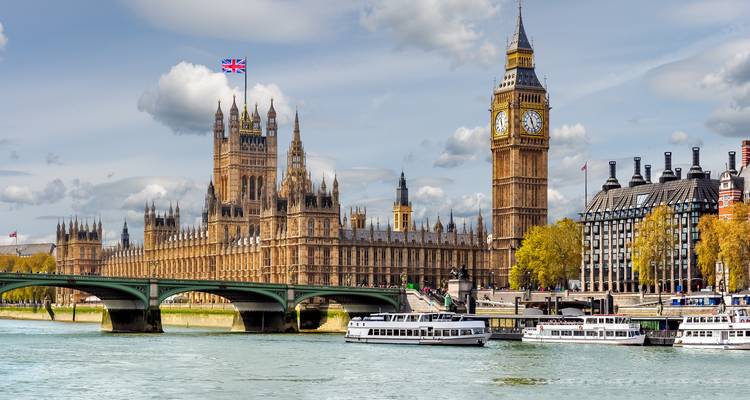 Vue emblématique des Chambres du Parlement et de Big Ben au bord de la Tamise avec des bateaux et le pont de Westminster