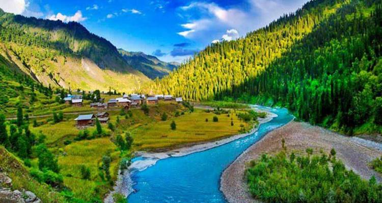 Une vue de style aérien d'une rivière d'un bleu éclatant serpentant à travers une vallée verdoyante parsemée de petites maisons de village et de collines environnantes.