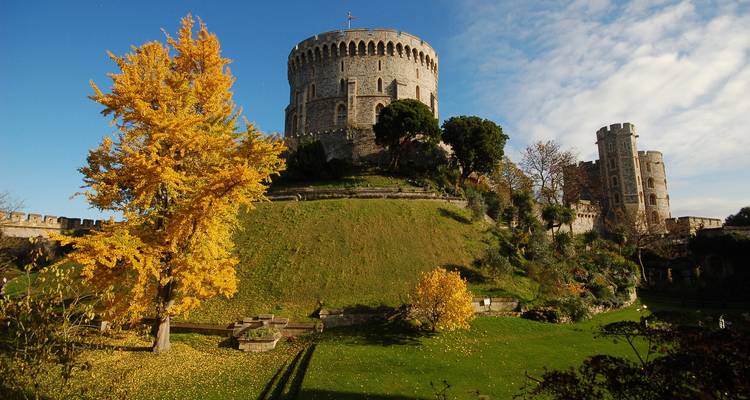 La Tour Ronde du château de Windsor s'élève au-dessus d'un monticule herbeux flanqué de feuillage doré d'automne.