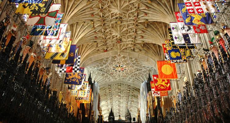 Plafond voûté en éventail orné et bannières héraldiques colorées à l'intérieur de la chapelle Saint-Georges.