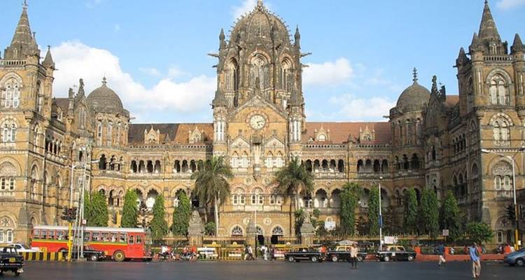 Viktorianisch-gotisches Chhatrapati Shivaji Terminus mit verzierten Kuppeln und Uhrenturm beherrscht Mumbais Straße