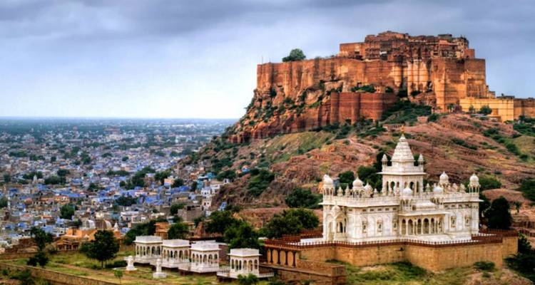 Das Mehrangarh Fort, das sich über das weiße Marmor Jaswant Thada und die weitläufige blaue Stadt Jodhpur erhebt