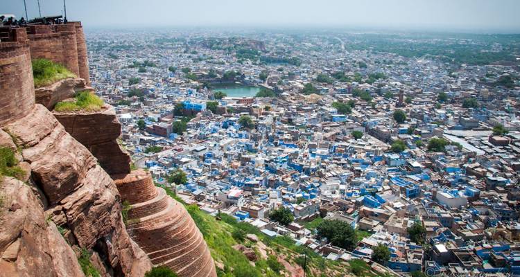 Weitläufiger Ausblick auf Jodhpurs blau gestrichene Häuser von den hohen Festungsmauern aus gesehen