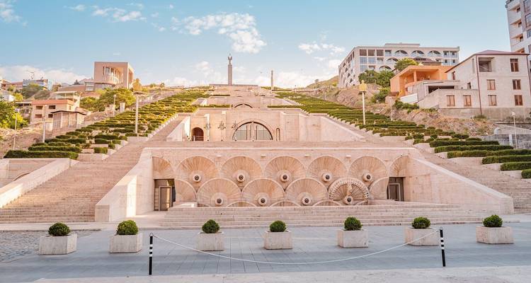 Großartiger Kalkstein-Kaskaden-Treppenanlage mit gepflegten Hecken, die sich gegen einen blauen Himmel erhebt