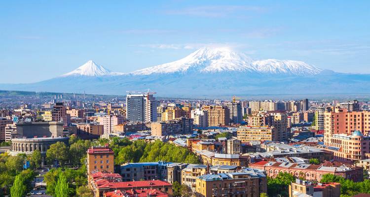 Panoramablick auf die Stadt Jerewan mit dem schneebedeckten Berg Ararat, der sich im Hintergrund erhebt