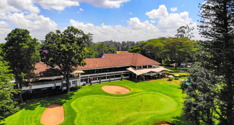 Vue en double du pavillon de golf avec bunkers et allées vertes
