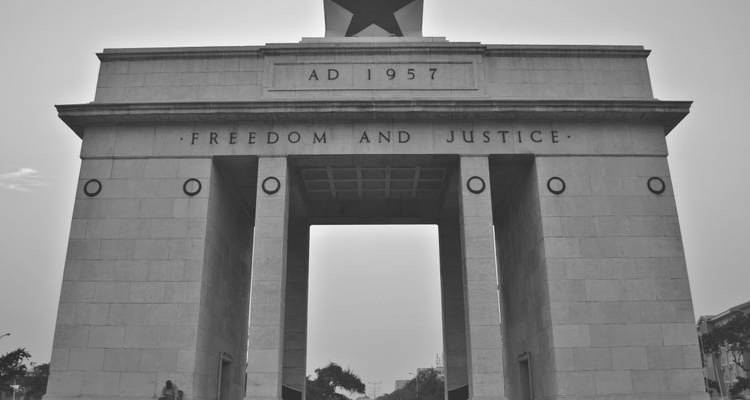 Black Star Gate Denkmal in Accra in monochromen Tönen bei diesigem Tageslicht aufgenommen.