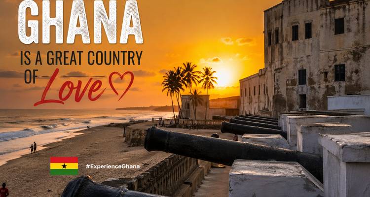 Sonnenuntergangsansicht einer Küstenfestung mit Kanonen und fetter Werbetextüberlagerung über Ghana.