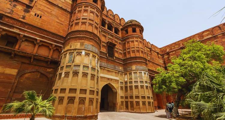 Beeindruckende rote Sandsteinmauern und verzierte Balkone im Inneren des Agra-Forts