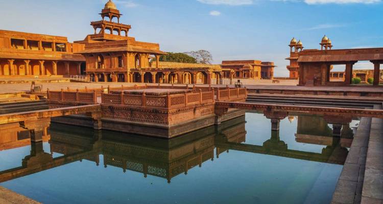 Wasserbecken und rote Sandsteinpavillons des Palastkomplexes von Fatehpur Sikri