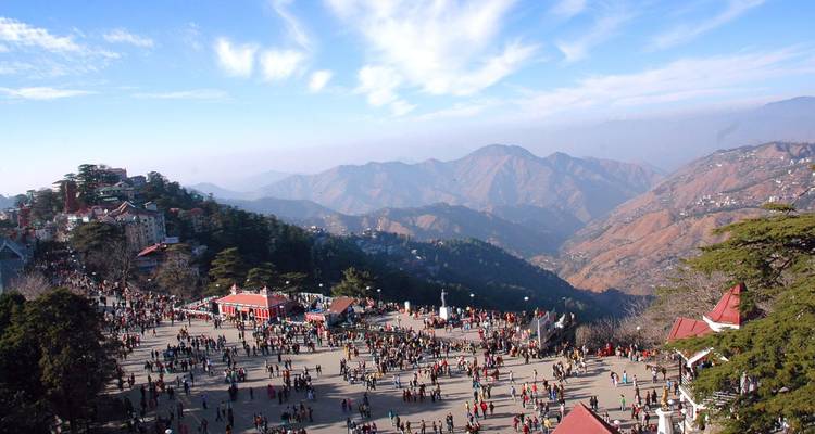 Große Menschenmenge versammelte sich auf dem Shimla Ridge mit panoramischem Bergpanorama