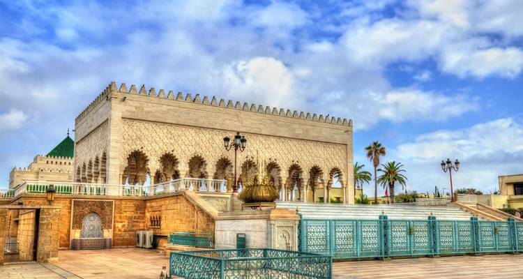 Elegant mausoleum van Mohammed V met gewelfde zuilengalerij en door palmen omzoomde plaza