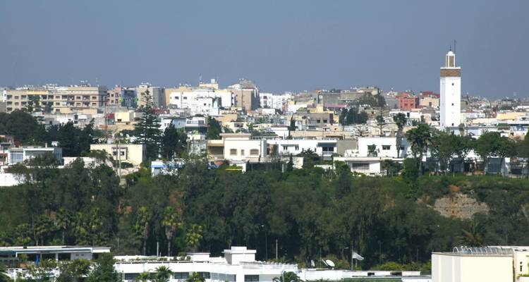 Panoramisch uitzicht op de skyline van Rabat met witte lage gebouwen en een enkele minaret