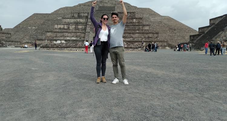 Reisende, die vor der Mondpyramide in Teotihuacán an einem bewölkten Tag feiern