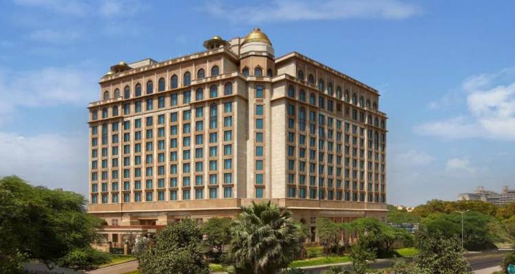 Vue extérieure d'un grand hôtel de luxe à plusieurs étages avec toit en dôme à New Delhi.