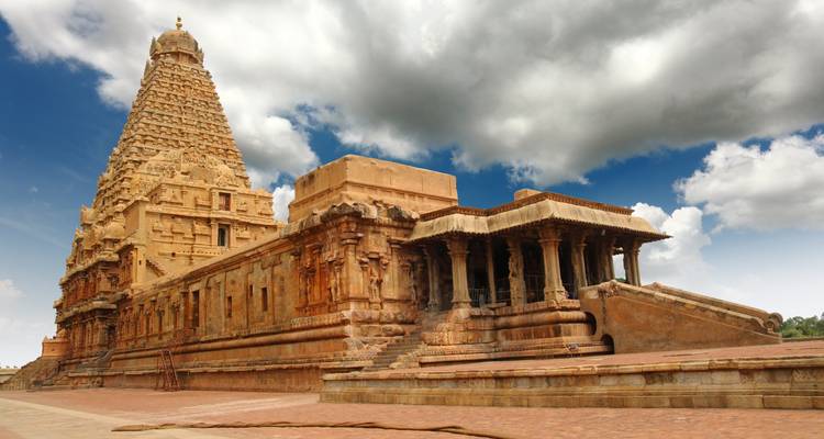 La massive tour du temple Brihadeeswarar en grès se dresse vers les nuages dramatiques à Thanjavur.