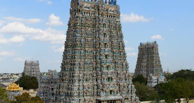 Les gopurams richement ornés du temple de Meenakshi, couverts de statues colorées, s'élèvent au-dessus de Madurai.